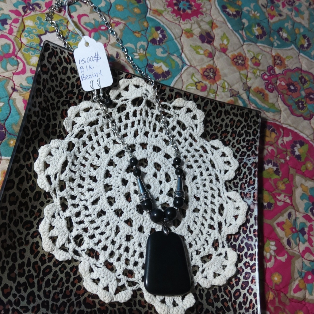 Im Selling A Necklace Nwot 15$